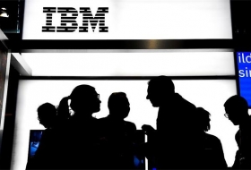 IBM 坐看云起，蓝色泛白