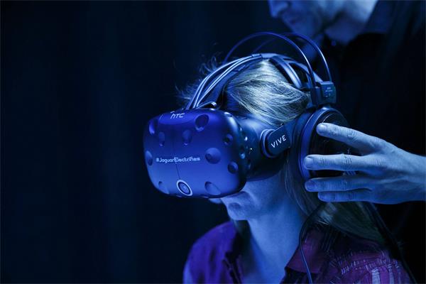 扎克伯格的执念 + 5G 变局，能重新点燃 VR 吗？