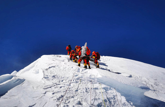 登顶!中国移动5G助力测量登山队成功登顶珠峰