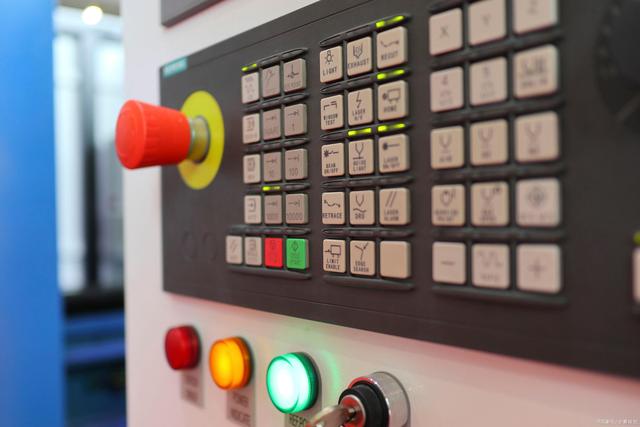 我们应该使用什么指标来描述数据中心及其效率？