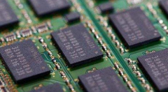 存储芯片一跌再跌，存储巨头削减产能保命？