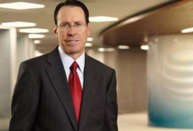 他手握巨资，誓要将美最大电信运营商打造成互联网巨头