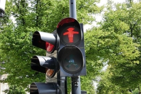 日本5G基地台搭上红绿灯、节省成本