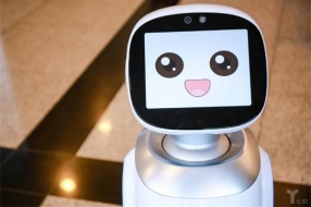 只做“扩音器”？迎宾机器人显然不止于此