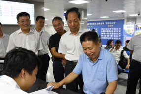 娄底“一把手”换位体验政务服务 以群众视角问诊寻方