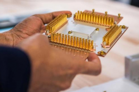 谷歌称实现量子霸权:算一问题用200秒而超算用万年