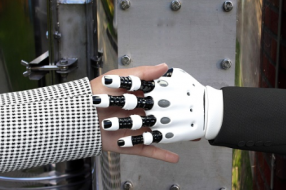 AI为何被称为第四次工业革命的“催化剂”？