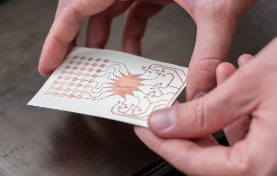 世界首创!扑克牌大小的神奇卡片从5G信号收集能量 让5G网络变身无线电网