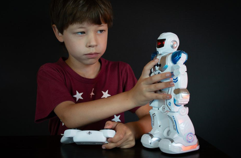 机器人帮助自闭症儿童开发社交技能