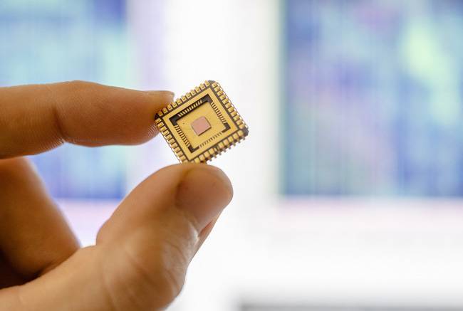 如何通过检测微芯片操纵手法来对抗硬件木马？