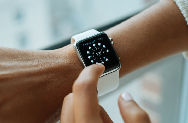智能手表“进化”：软硬件迭代加速，产品形态、交互方式升级