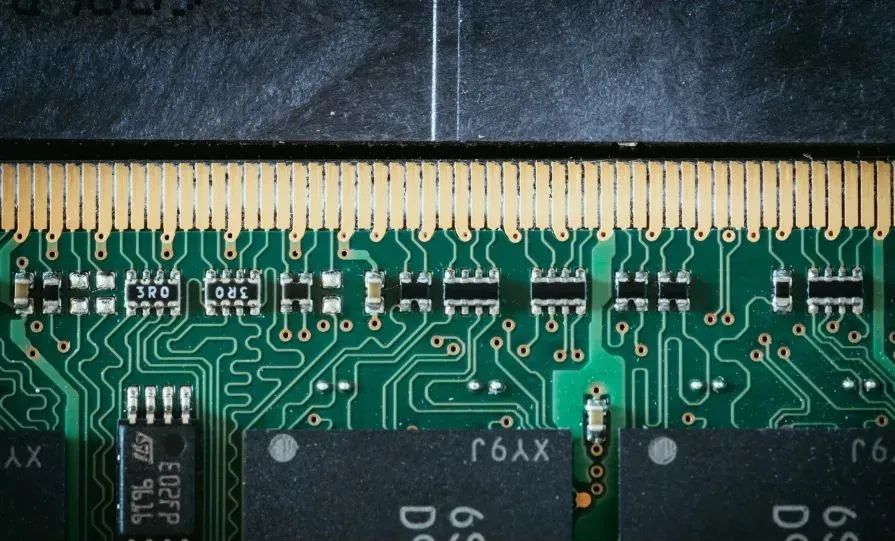 出货150万颗AI芯片，英伟达和AMD开启大战