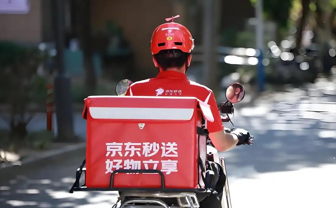 不打口水仗的京东，用拼多多的方式和美团开战