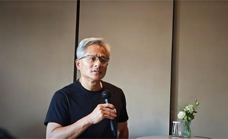 英伟达创始人兼CEO黄仁勋：DeepSeek R1非常创新，AI下一个浪潮是机器人