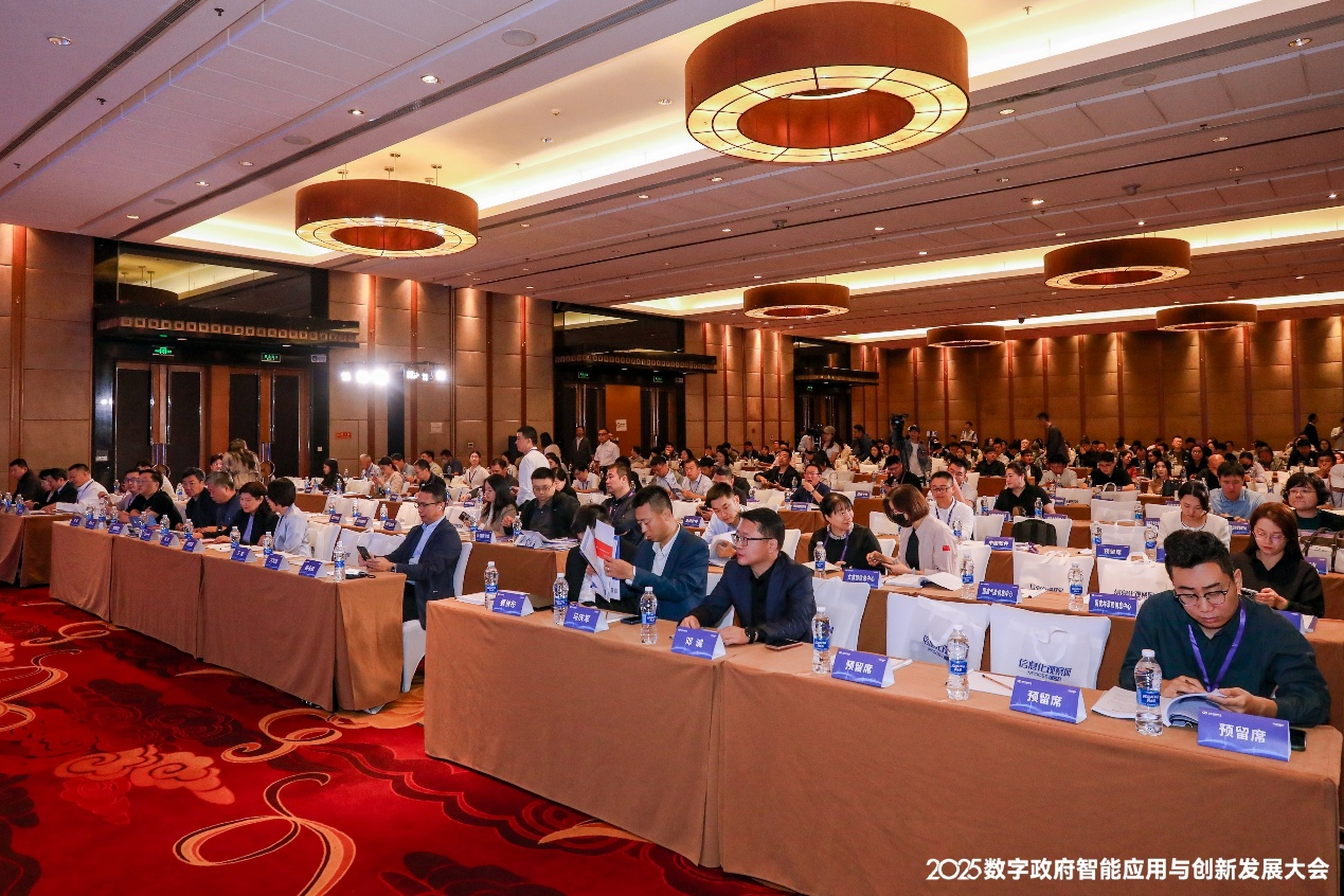 荣誉时刻|梁岩松荣获“2025智慧水务创新人物奖”，引领智慧水务行业技术创新与标准化发展