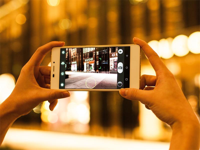 智能手机惊变2025：固化的高端、流动的中场，与闯入门口的AI革命