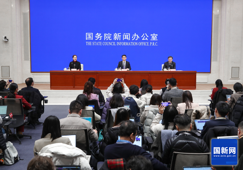 国务院新闻办举行吹风会 解读《政府工作报告》