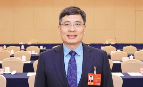 全国人大代表，海尔集团董事局主席、首席执行官周云杰：“具身智能+制造”，不是简单的“机器换人”，而是“机器成人”