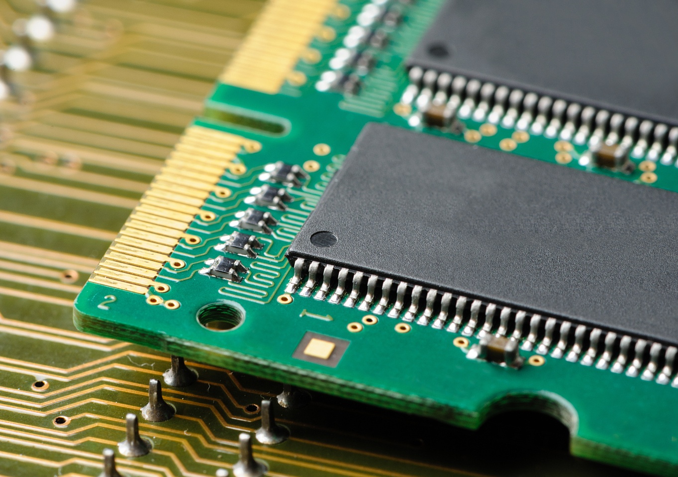 存储芯片闪崩!谷歌发布新算法,AI内存占用只需原来1/6?