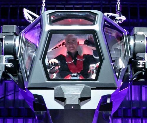 亚马逊CEO驾驶世界首款载人机器人Method-2亮相