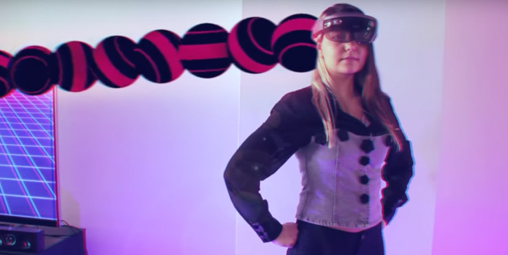 有人把贪吃蛇搬到了 HoloLens 上，还增大了游戏难度!