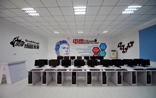 马云首访非洲 力倡电子商务发展