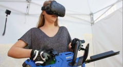 Holoroom Test Drive让妹子戴上VR头显操作电锯