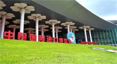 首届中国国际进口博览会日程过半，智能制造成热点，机器人大显身手